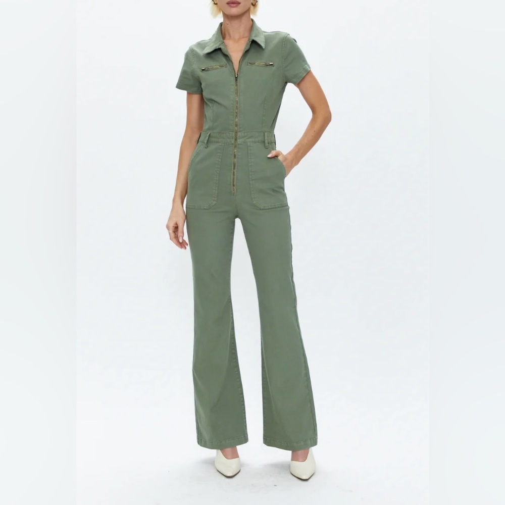 NWT Pistola Jumpsuit Short Sleeve L
Denim stretch Olive green large zipper front